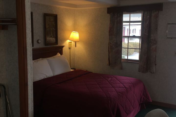1 Queen Bed (8 of 15)