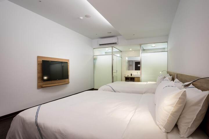 Room 17 of 34