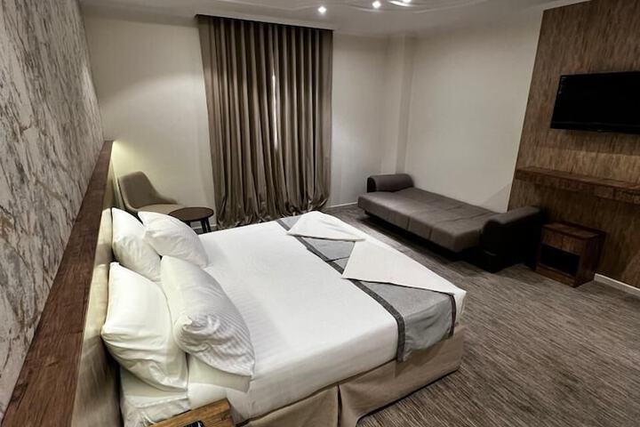 Room 13 of 27