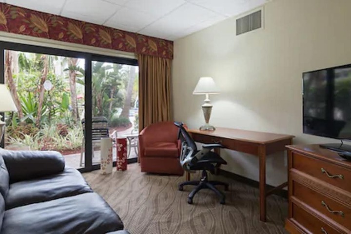 1 King Bed High Speed Internet Accessible Microwave and Refrigerator, Coffee Maker Iron and Ironing Board Hairdryer Full Breakfast (2 of 16)