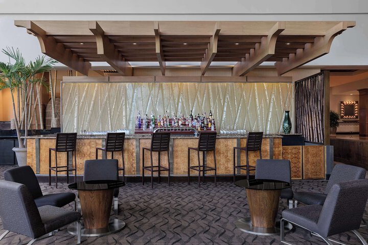 Lounge 105 of 124
