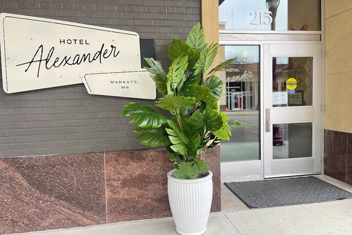 Hotel Alexander in Mankato, MN
