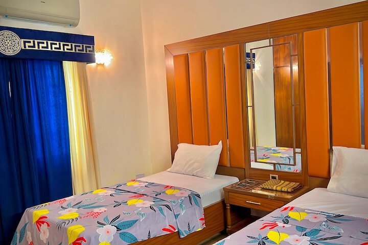 Room 4 of 7
