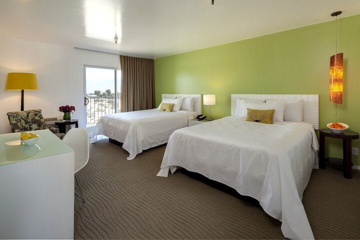 2 Queen Beds (10 of 17)
