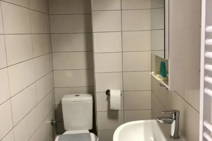 Room 4 of 16