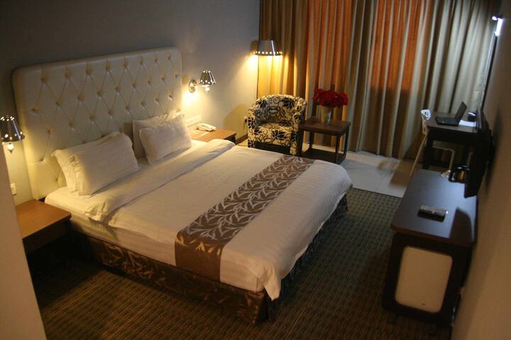 Room 6 of 53