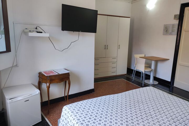 Room 12 of 25