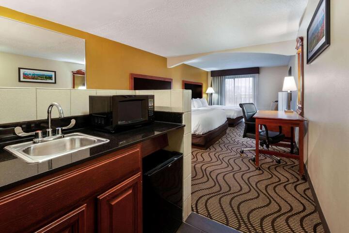 1 King Bed Deluxe Room (7 of 19)