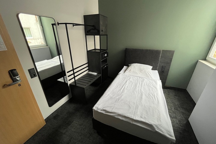 Room 4 of 11
