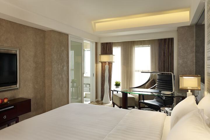 Room 7 of 80