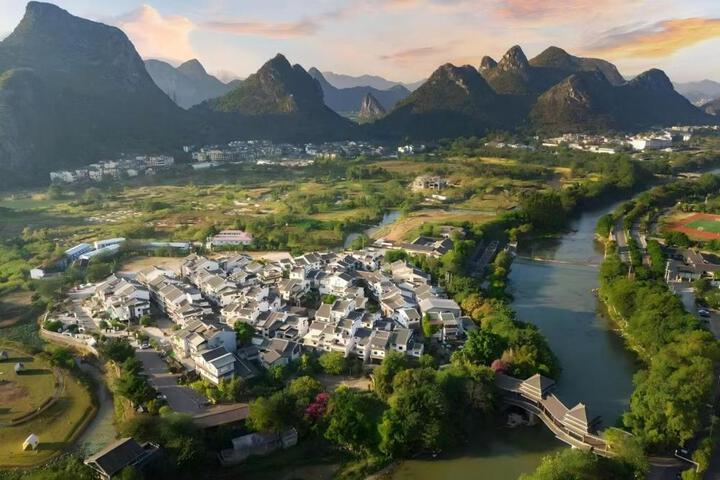 Guilin Qingshanshe Hotel -Free pick up train station stay two nights
