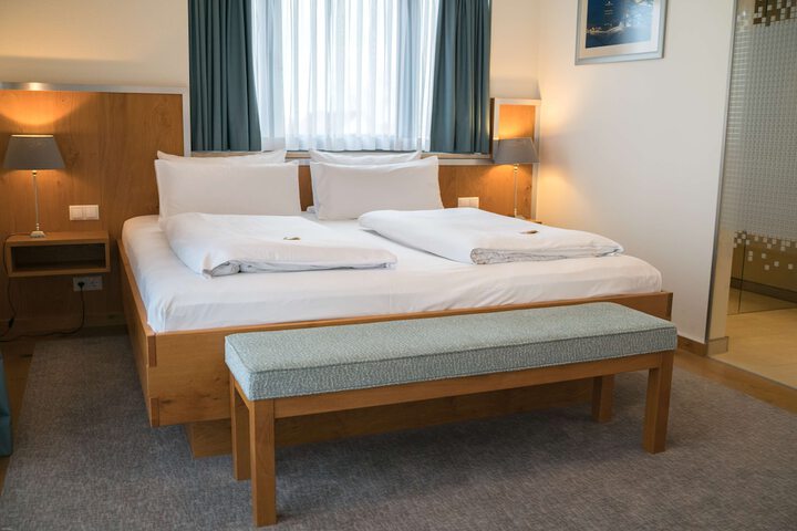 Room 33 of 233