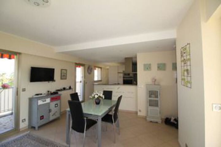 Room 6 of 10