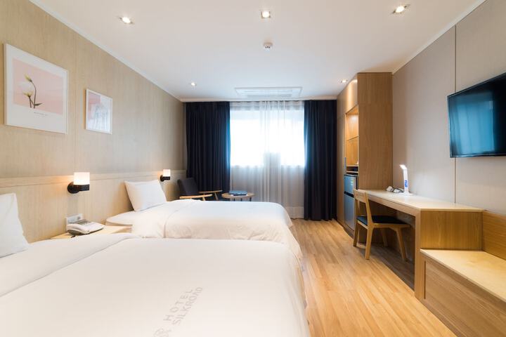 Room 8 of 32