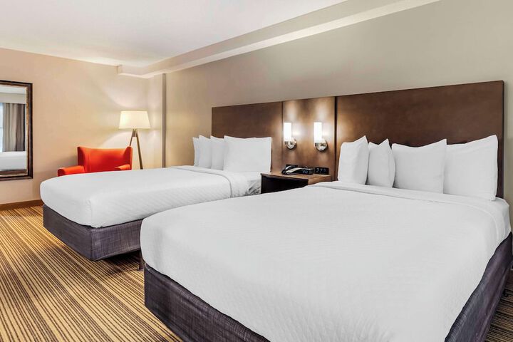 2 Queen Beds Accessible (4 of 12)