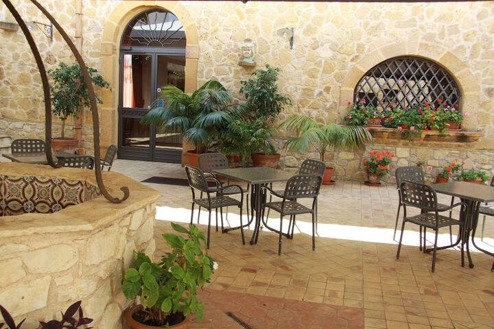 Hotel Exterior 20 of 40