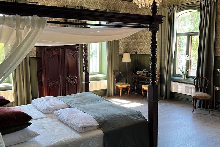 Room 8 of 22