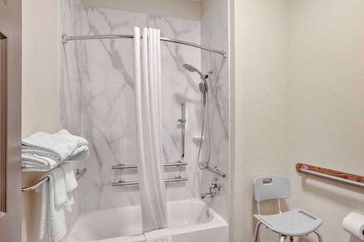 1 Queen Bed Pet Friendly Room Work Desk Sofa Microwave and Refrigerator WiFi Full Breakfast (7 of 31)