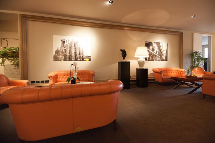 Lounge 84 of 93