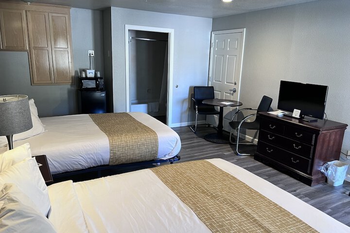 2 Queen Beds (8 of 22)