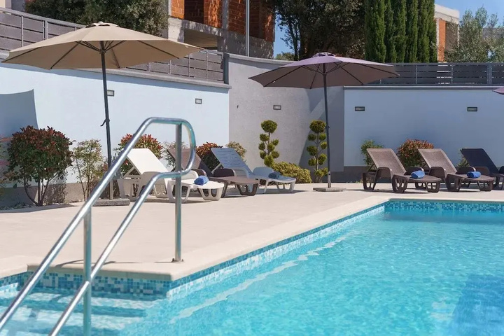 Pool 13 of 23
