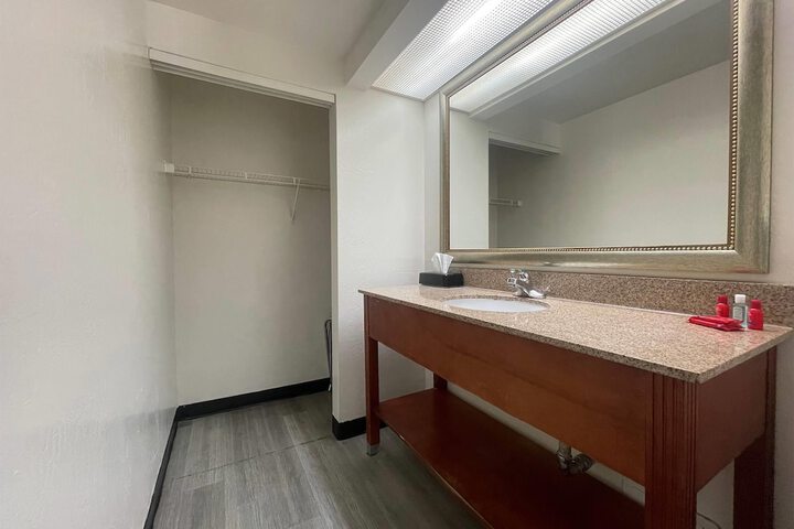 Room 6 of 12