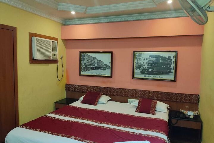 Room 10 of 12