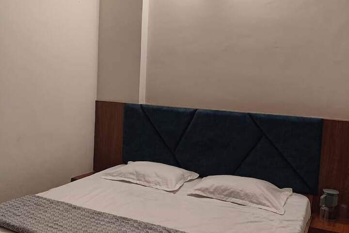 Room 6 of 12