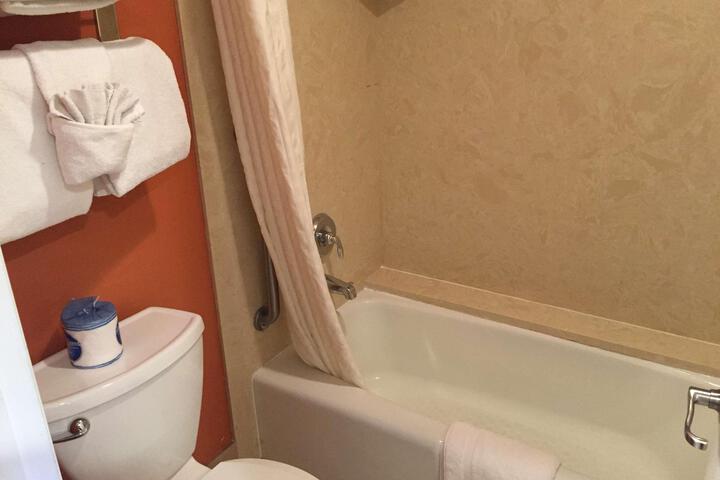 2 Queen Beds Microwave and Refrigerator WiFi Full Breakfast (1 of 8)