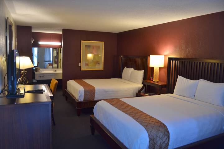 Deluxe Room 2 Queen Beds Refrigerator, Microwave Courtyard Area (16 of 18)