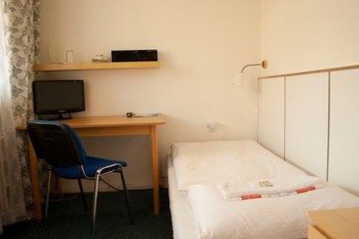 Room 6 of 25