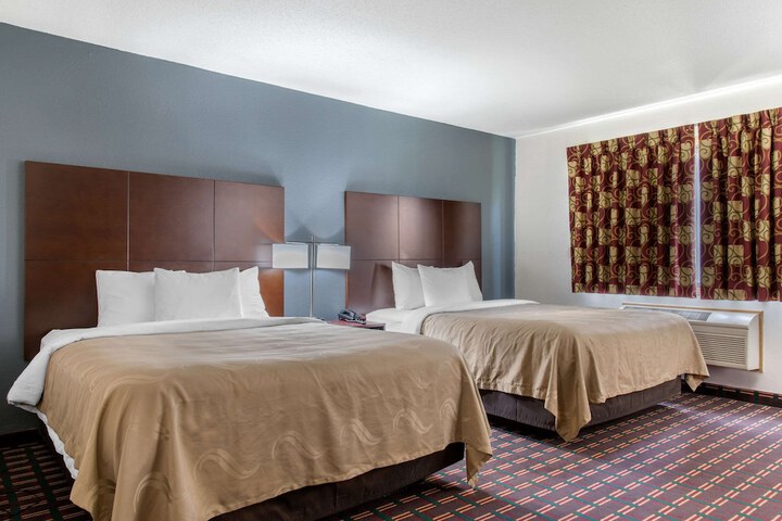 2 Queen Beds (2 of 5)