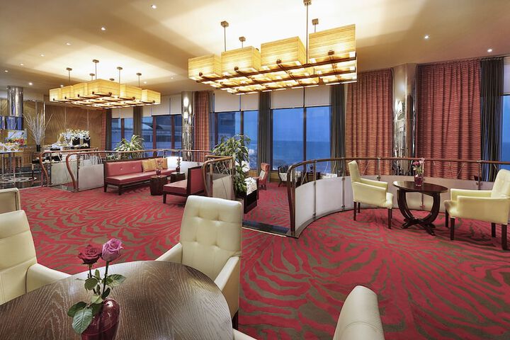 Lounge 80 of 110