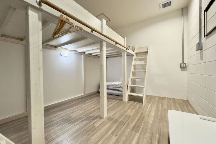 Room 83 of 193