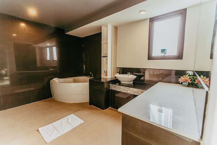 Room 12 of 32