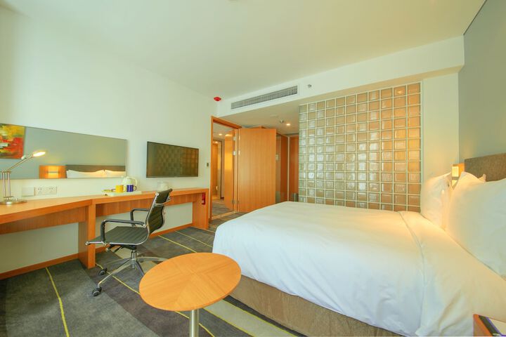 Room 6 of 25