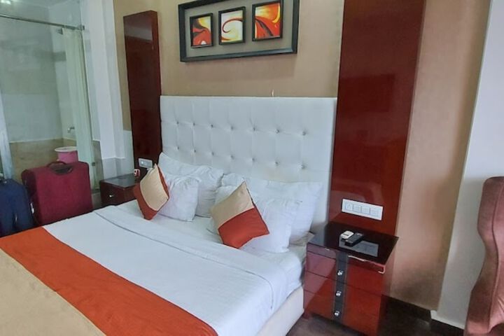 Room 4 of 8