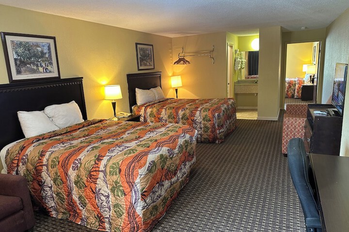 2 Queen Beds (5 of 17)