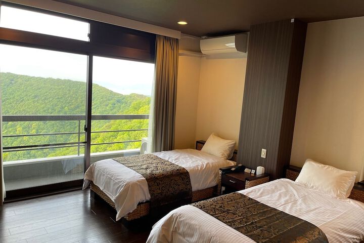 Room 13 of 40
