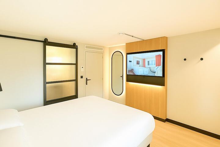 Room 11 of 50