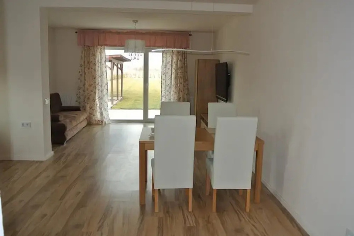 Room 6 of 12
