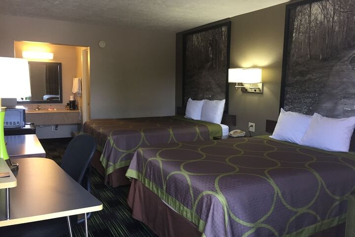 2 Queen Beds (10 of 14)