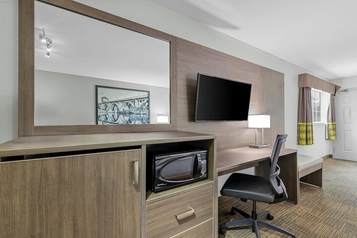 Room 8 of 40
