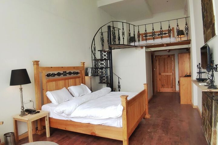 Room 10 of 12