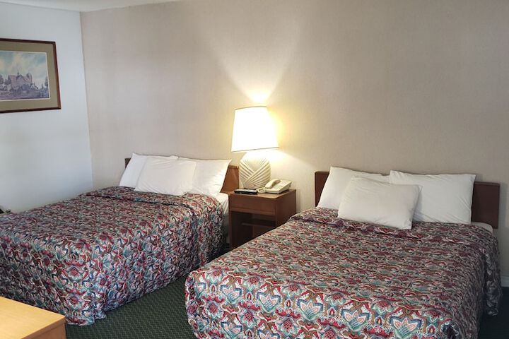 Economy Room 2 Queen Beds (5 of 12)