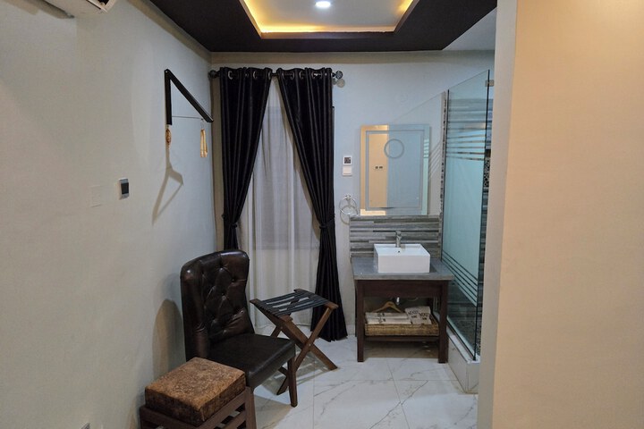 Room 9 of 32