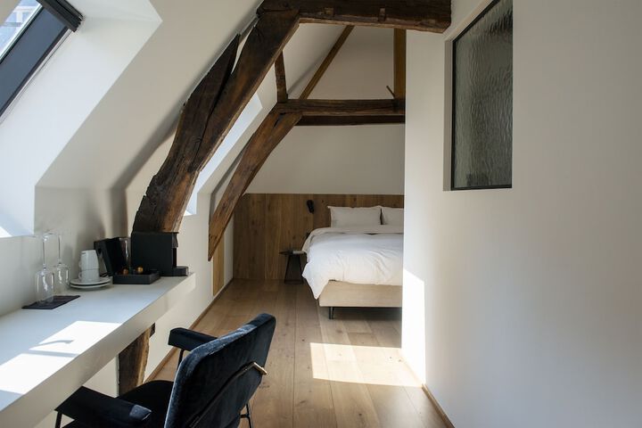 Room 6 of 30
