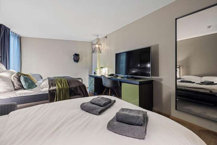 Room 42 of 107