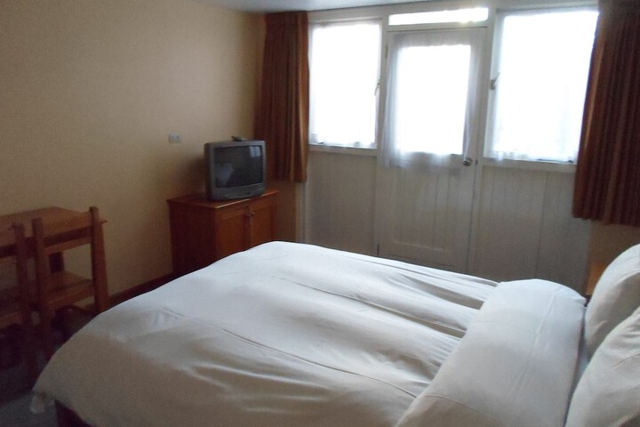 Room 11 of 33