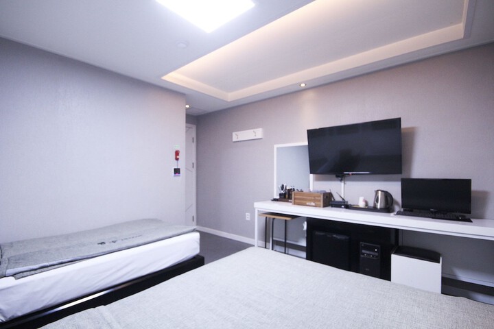 Room 10 of 28